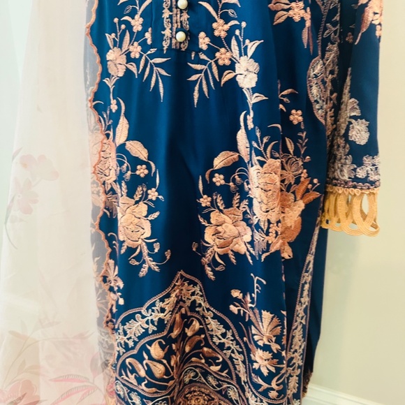 Brand New - Sana Safinaz Linen Embroidered 3 Piece Suit - Picture 2 of 4